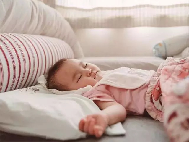 宝宝用枕头怎么选择,宝宝多大枕枕头比较合适为什么呢