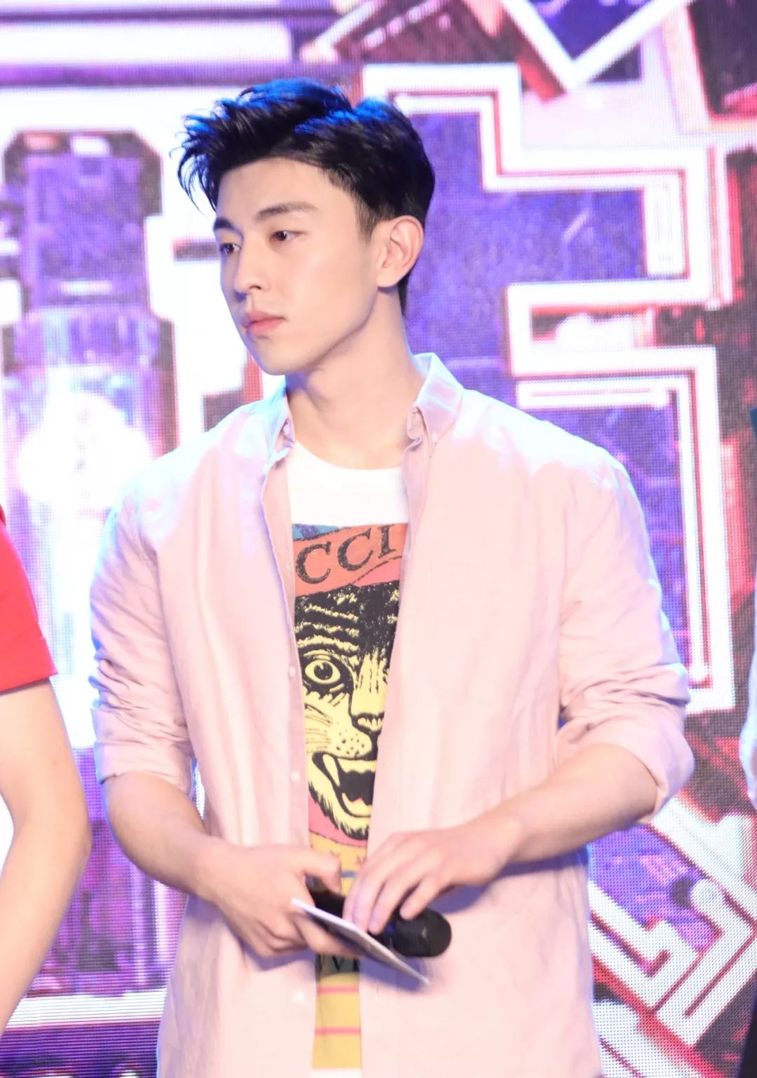 跟着他穿T恤，闭着眼睛都能选到对的款