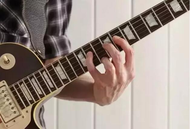 用古典吉他手势弹吉他,弹吉他的姿势和手势