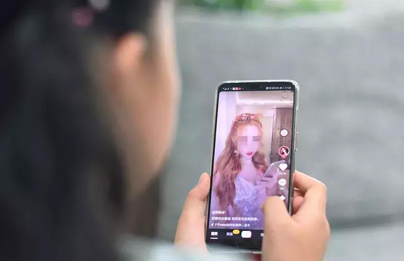 8岁女孩浓妆艳抹,九岁小女孩浓妆艳抹