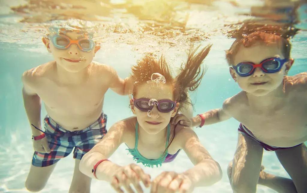 给孩子游泳的正确方法,孩子游泳训练计划安排