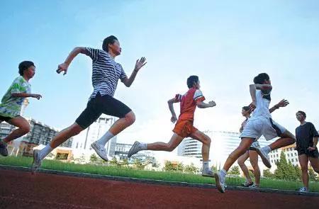 给孩子游泳的正确方法,孩子游泳训练计划安排