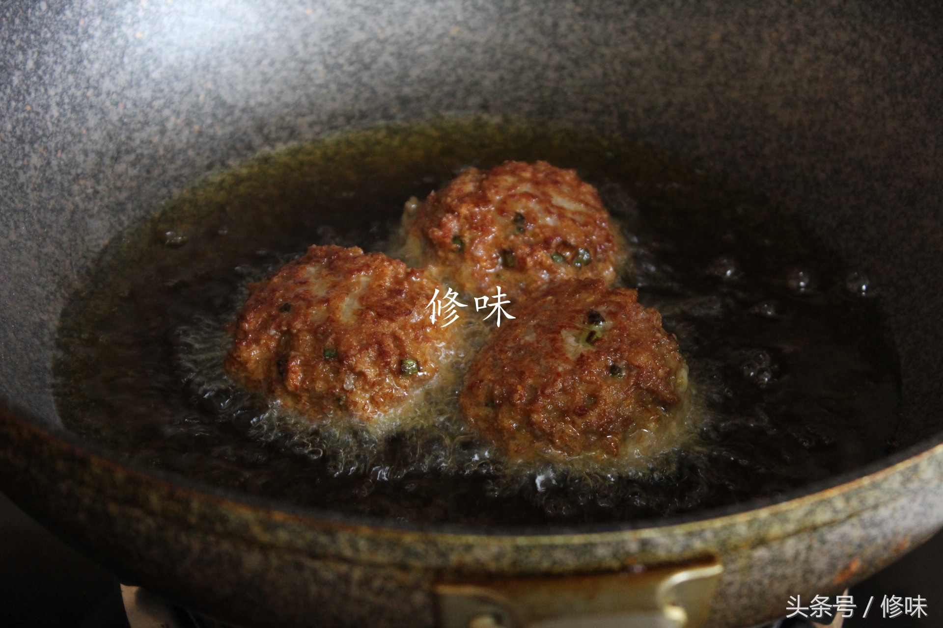 放马蹄的四喜丸子做法,四喜丸子放荸荠和馒头哪个好吃