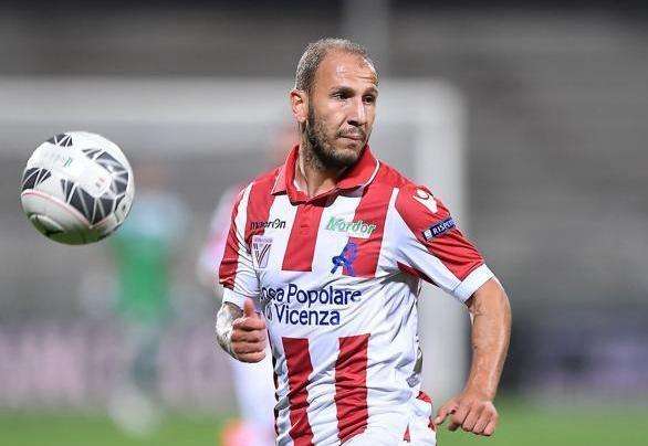 足球裁判拿绿牌有什么意义,足球场上有没有出现过蓝牌跟绿牌