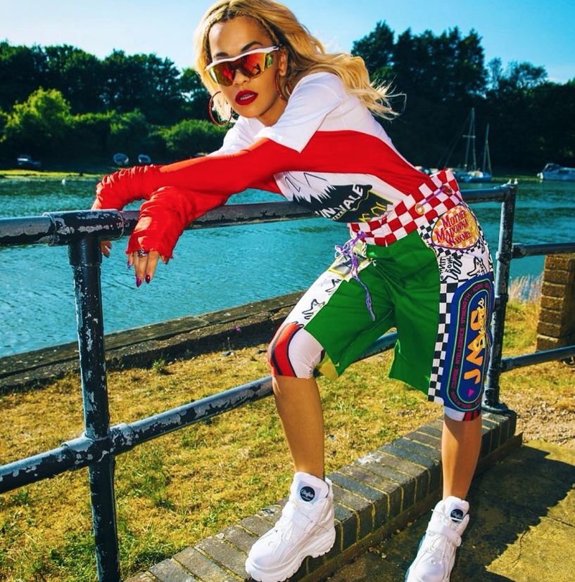 崇尚自由的RitaOra,百变穿衣打破界限