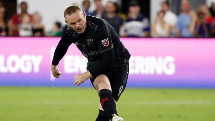 鲁尼60米惊天吊射,伊布绝杀球鲁尼