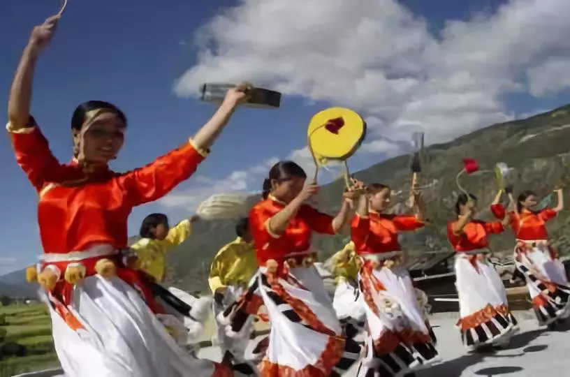 氧生度｜在巴塘，在高山海子之间跳起弦子唱起歌