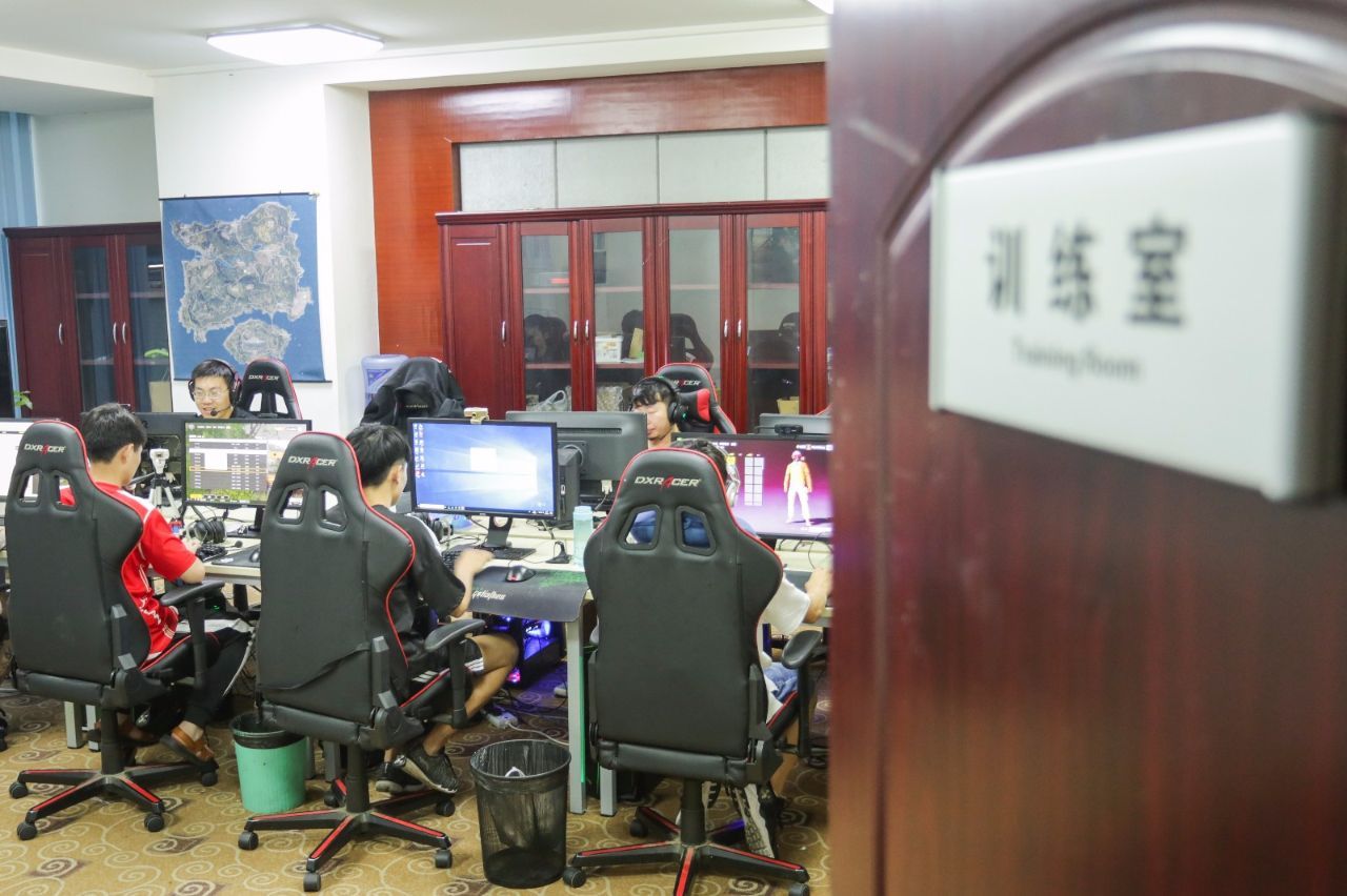 河南33岁电竞“老将”成教练，带队拿下全国总冠军，却留下后遗症