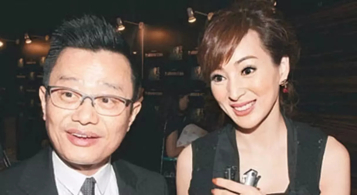 儿子留用每年花五十万昨天53岁生日自曝前夫没给赡养费