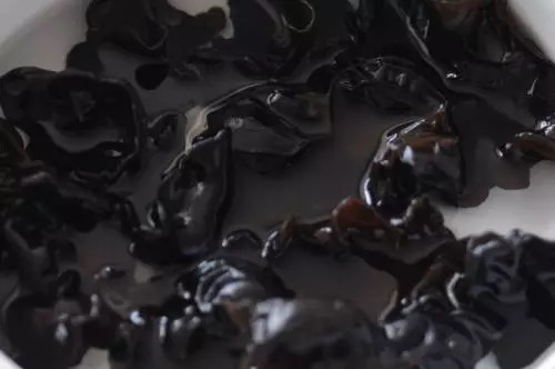 黑木耳打农药是真的吗,木耳打药辟谣