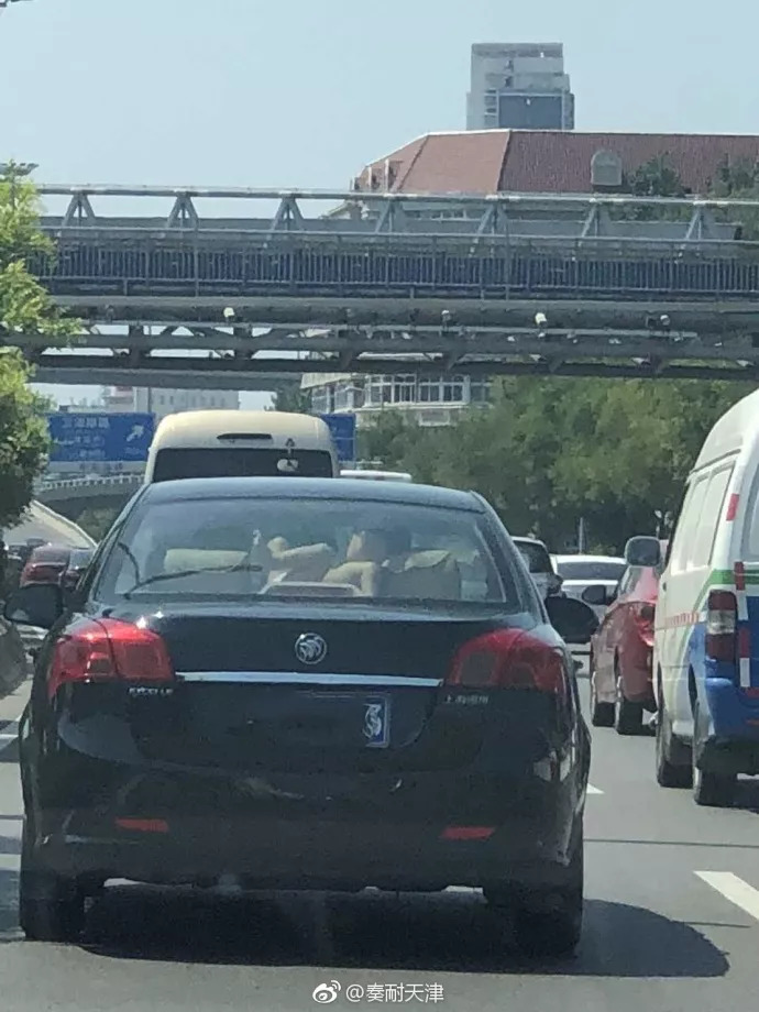 「925丨围观」大热天，是谁把孩子放在后车窗晒日光浴！网友：确认过眼神，充话费送的