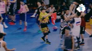 为什么李易峰话题度那么高,李易峰和粉丝相爱相杀的瞬间