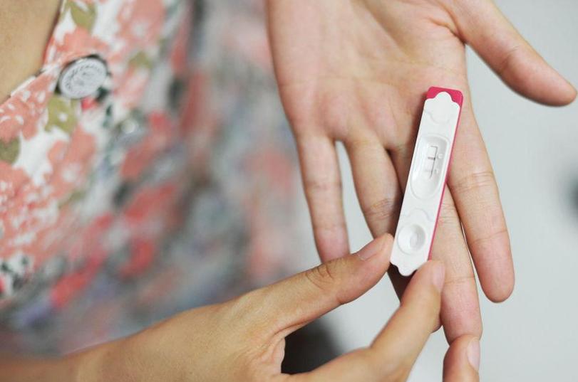 验孕棒一深一浅的原因有哪些,验孕棒一深一浅不流血是生化了吗