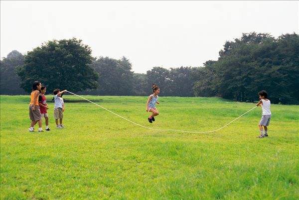 怎样让小孩做运动发育快,孩子发育期什么运动帮助长个
