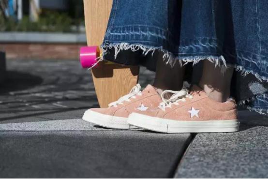 运动鞋怎么穿出通勤高级感,运动鞋这样穿不但知性优雅还减龄