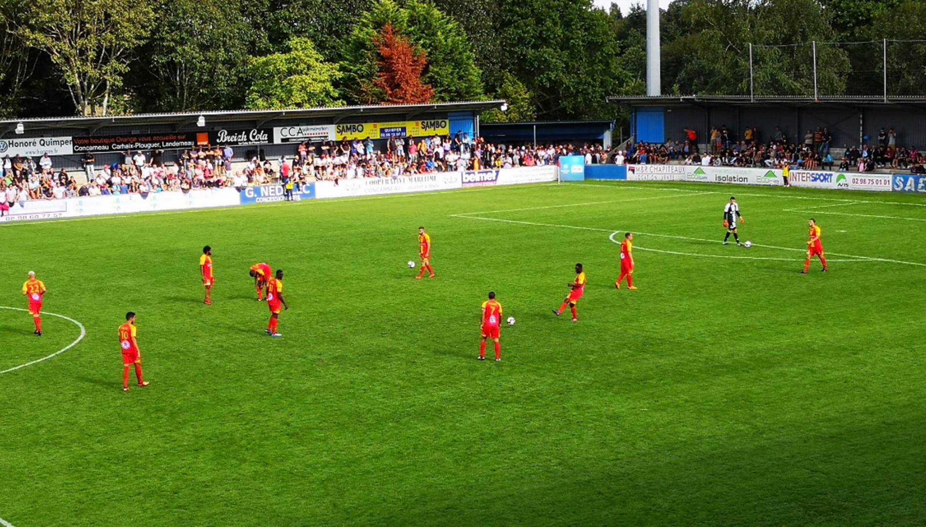 人生巅峰！球场之上突发尴尬状况，看台观众化身裁判执法比赛！