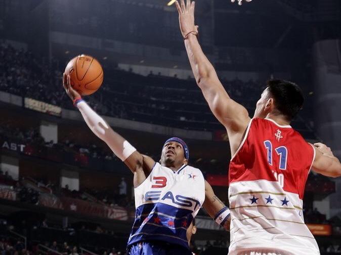 姚明艾弗森乔丹全明星,姚明和球星拍照