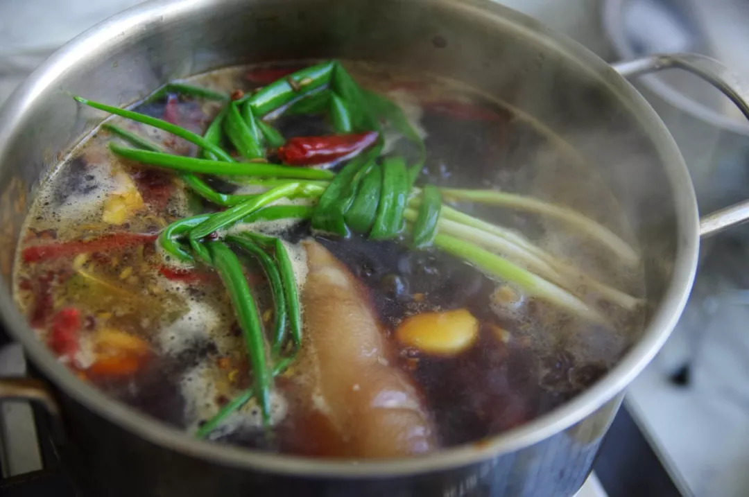 我们家的大猪蹄子，先烧再炖后烤，软而不烂，吃起来解恨又解馋！