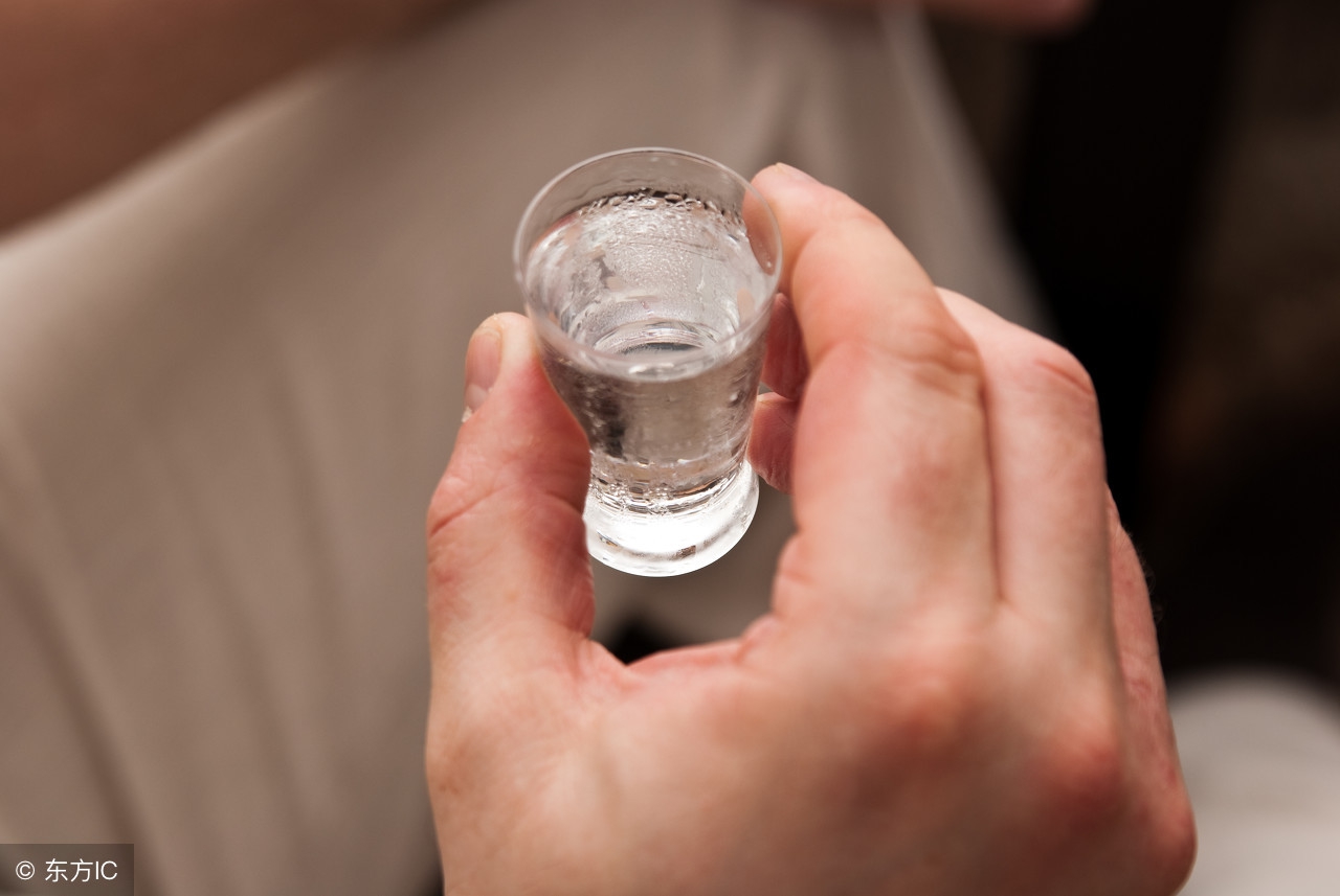 伏特加和中国白酒一样吗,中国的白酒跟伏特加有什么区别