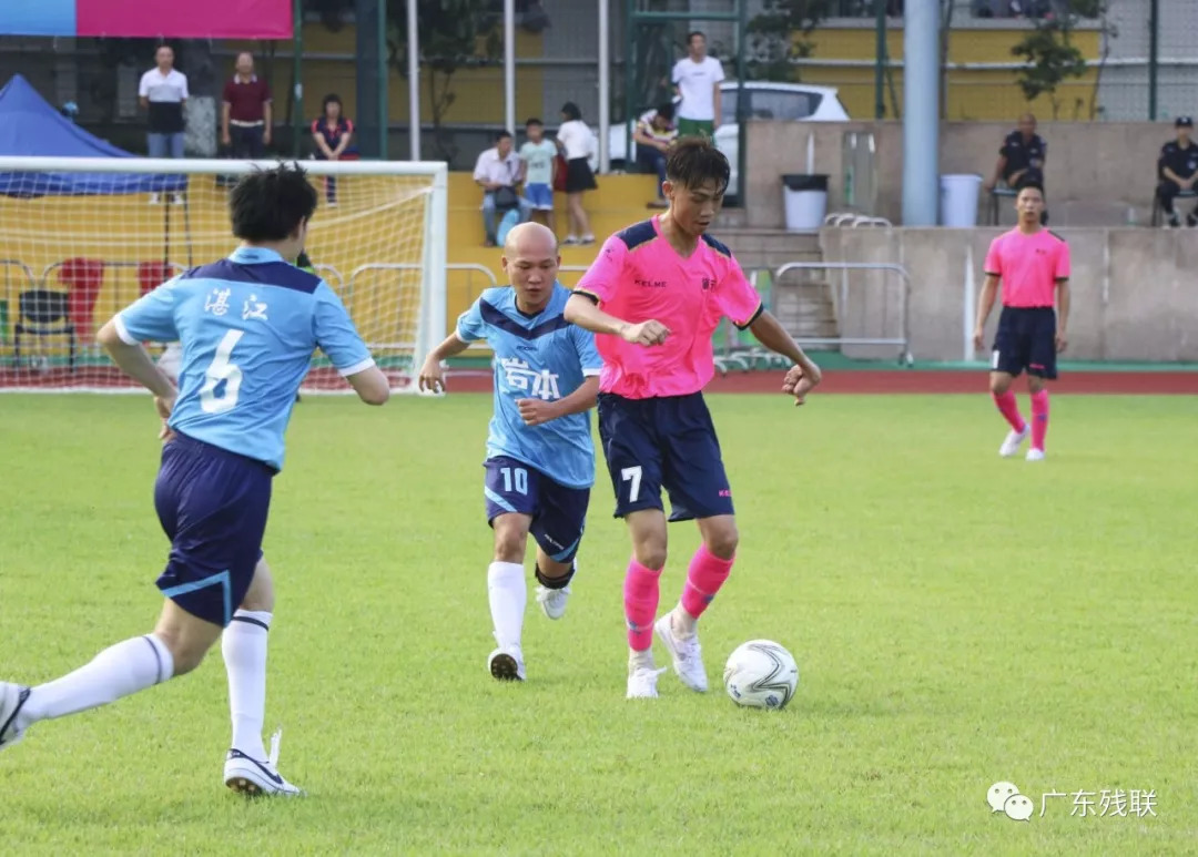 脑瘫比赛,脑瘫患儿参加足球比赛