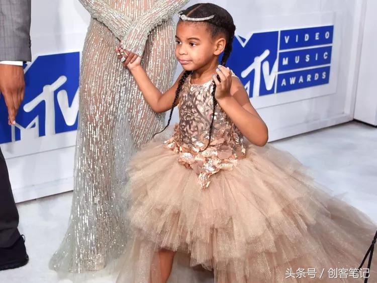 她是全球收入最高的名人，资产超过了24亿，看她如何赚钱和花钱