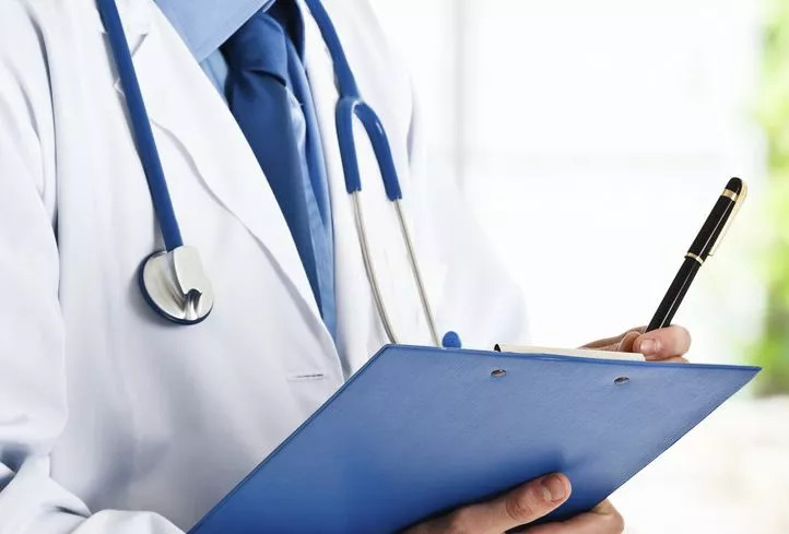 女性喉咙处长了一个像喉结一样,女生喉咙长了个和喉结一样的东西