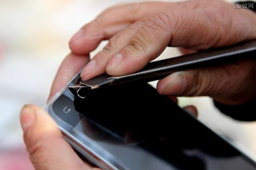 90后小伙靠贴膜8年开10家店,手机贴膜的暴利