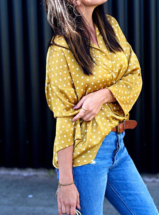 白色斜肩上衣搭配紧身牛仔裤穿搭,时尚穿搭绿色卫衣搭配大码牛仔裤