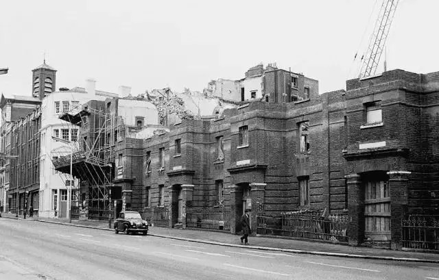 alexandermcqueen代表作品,alexandermcqueen是高定吗