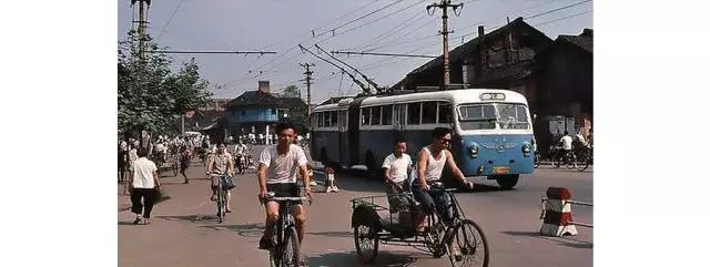 樱桃小丸子的同学花轮有多富有,樱桃小丸子里的花轮同学