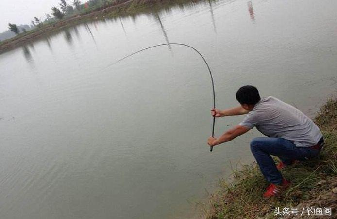 钓大鱼技巧防止切线,钓大鱼中鱼后怎么控鱼