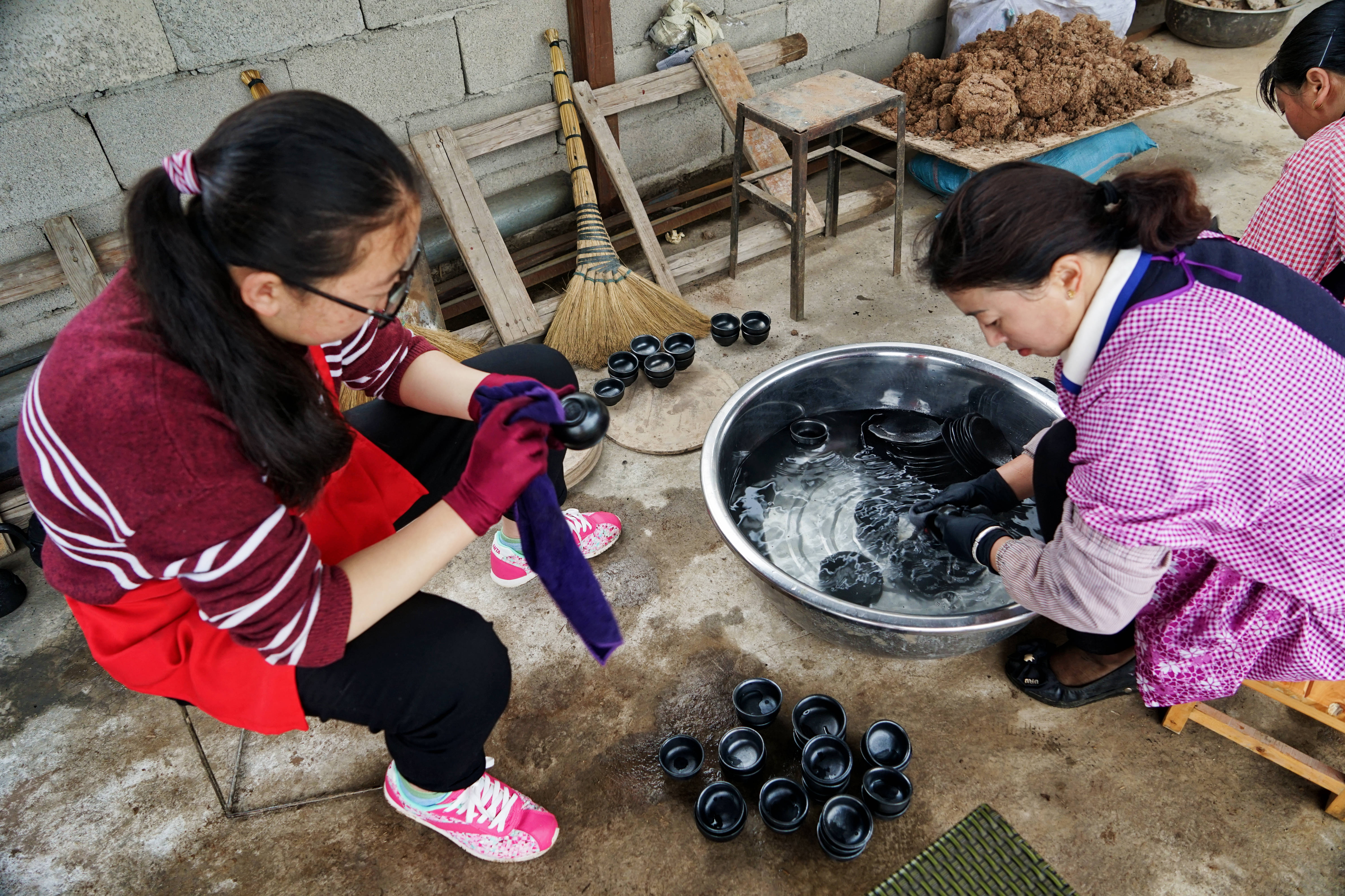 黑陶的前世今生：5000年古文明技艺把泥土炼成“黑金”