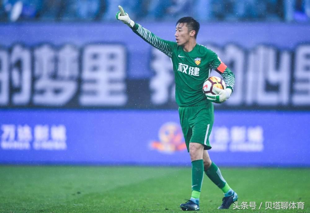 热议权健0-2鹿岛：日本球员喝完水拧上盖子，中超球员直接扔掉