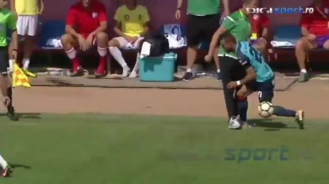 职业病：主帅场边截断对方球员进攻，被罚上看台