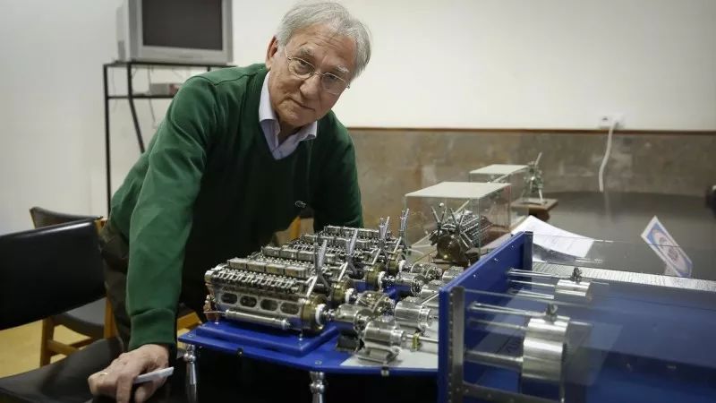 牛人制作32缸发动机,w32迷你发动机diy过程