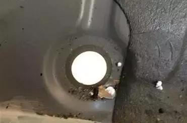 汽车上面的小孔有什么用,开了这么多年的车感觉怎么样