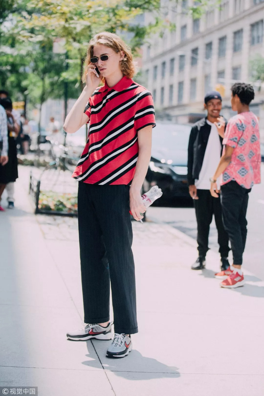 衬衣是秋季必不可少的百搭神器,夏秋交替时尚衬衫