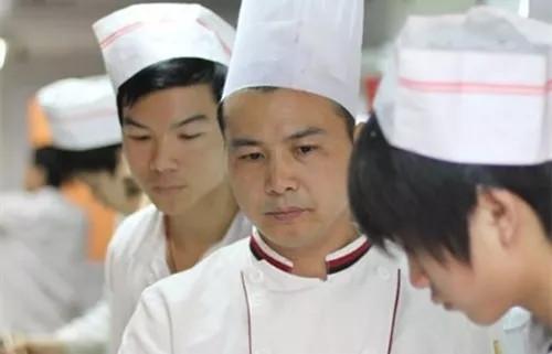 00后打工连个服务员都干不了,00后工资不要了直接走人可以吗