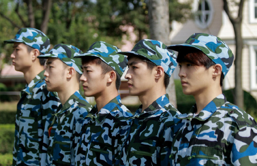 大一新生：军训晒伤怎么办？学会这“三板斧”，再也不怕晒伤了