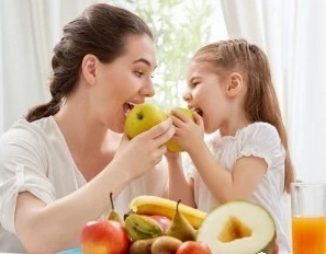 “我的小祖宗啊，你倒是咽下去啊”｜孩子吃饭总含在嘴里怎么办？