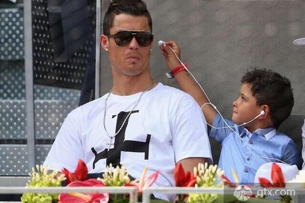 c罗儿子迷你罗踢球素材,c罗儿子迷你罗踢球视频