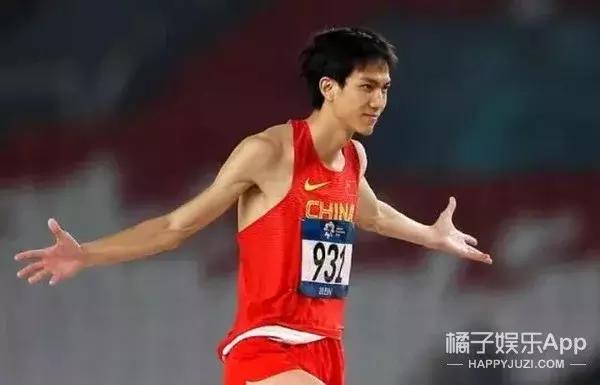 吴彦祖跳高完整版,陈伟霆吴彦祖撞脸