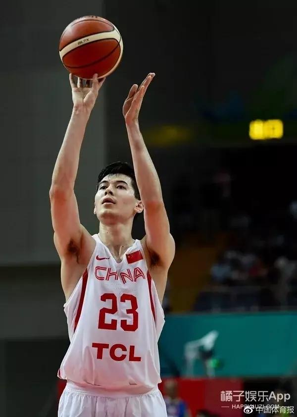 吴彦祖跳高完整版,陈伟霆吴彦祖撞脸