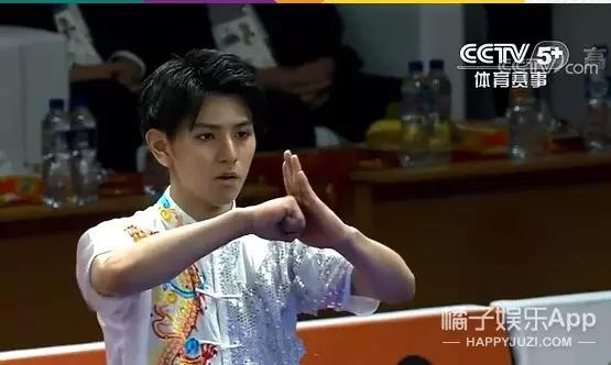 吴彦祖跳高完整版,陈伟霆吴彦祖撞脸