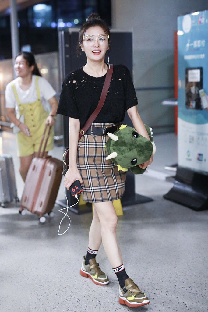 秦岚路透一袭造型好有气质,秦岚最近穿搭机场