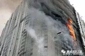 28层高楼失火可以去楼顶逃生吗,高楼失火时应该往上跑还是往下跑