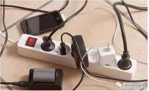 28层高楼失火可以去楼顶逃生吗,高楼失火时应该往上跑还是往下跑