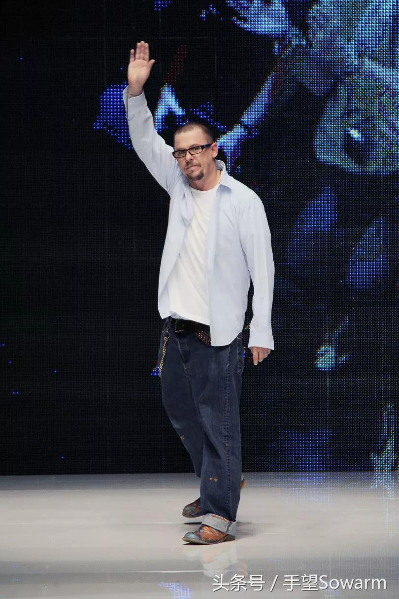 他设计“暴露”女装告诉世人：性感绝不是强奸犯的借口！