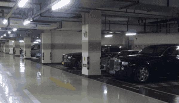 10万一平的小区，法拉利劳斯莱斯排排放，薛之谦就住这