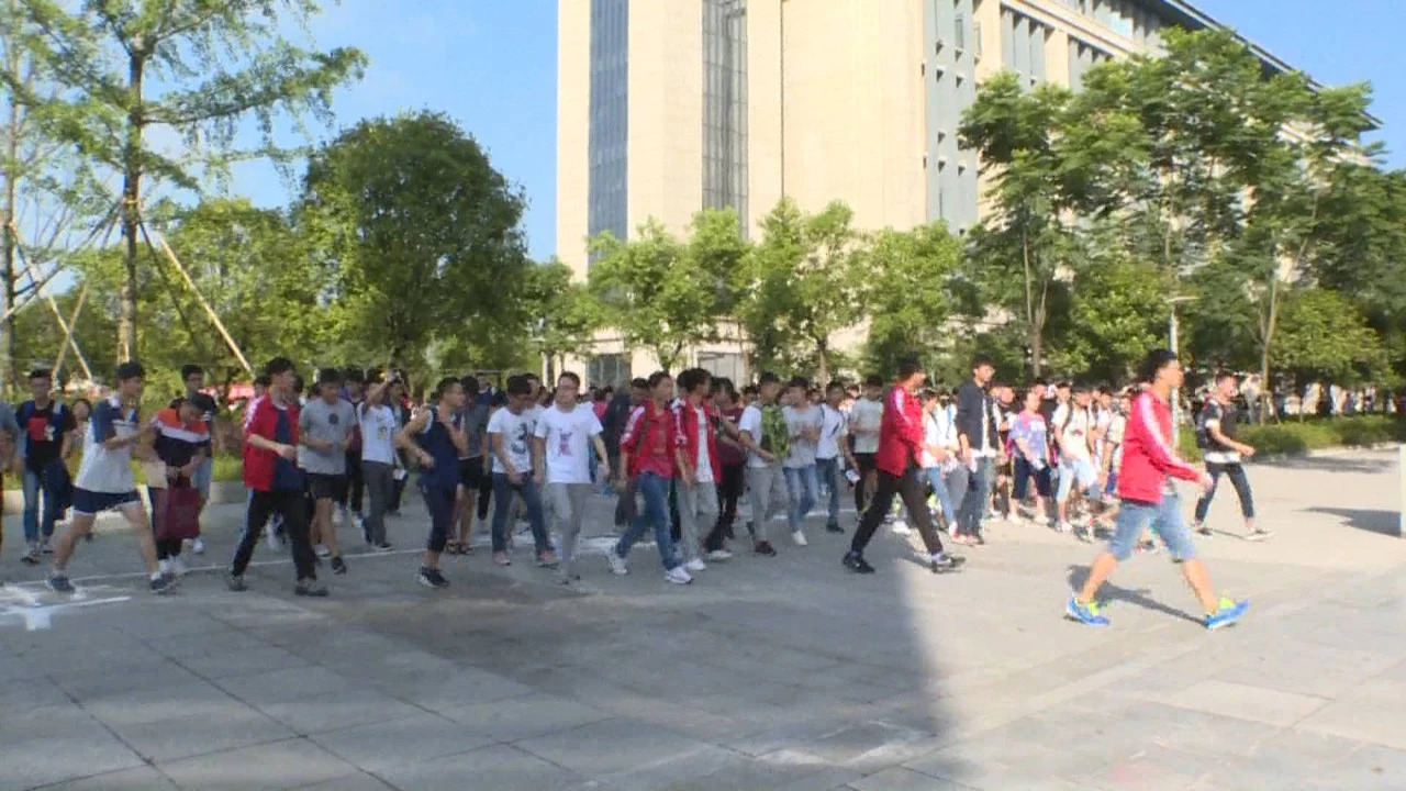 高校的贫困助学金怎么申请,高校新生怎样才可以领取奖学金